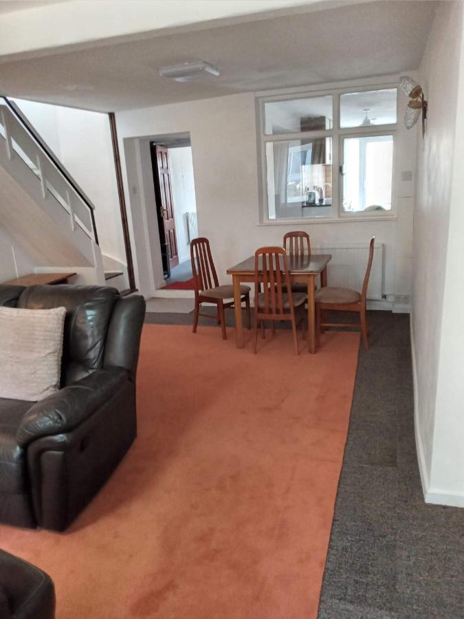 2 Bedroom Cottage In Porthcawl Bagian luar foto